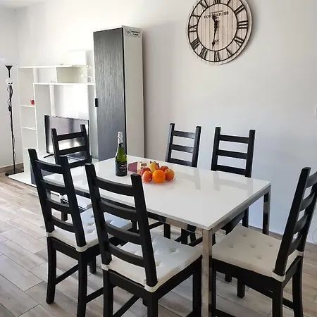 Luxury 2 Bedroom 2 Min From Apartamento